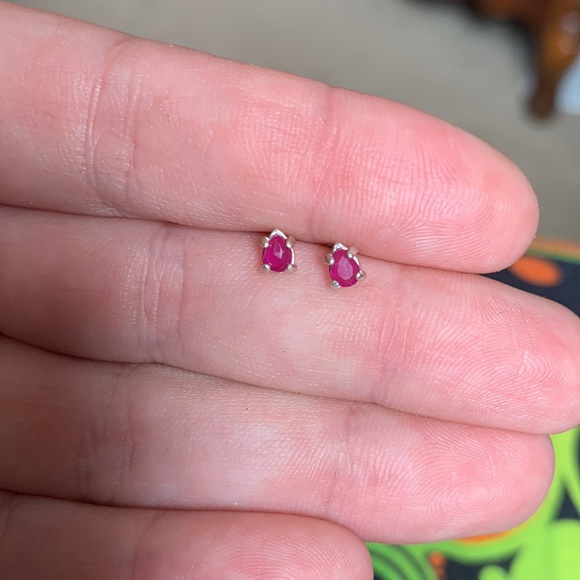 Genuine ruby post earrings set in .925 sterling silver - Picture 3 of 5